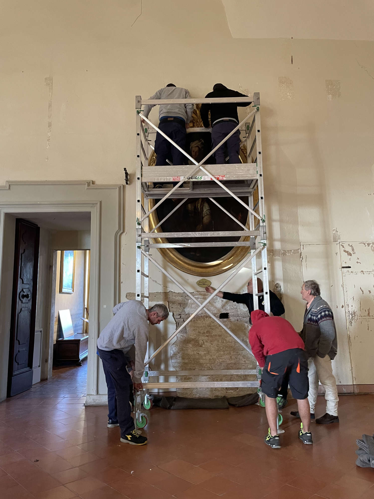 Preparazione del cantiere di restauro della Sala Grande e smontaggio del ciclo dei grandi ritratti della famiglia Malvezzi, Museo Rocca di Dozza Preparazione del cantiere di restauro della Sala Grande e smontaggio del ciclo dei grandi ritratti della famiglia Malvezzi, Museo Rocca di Dozza