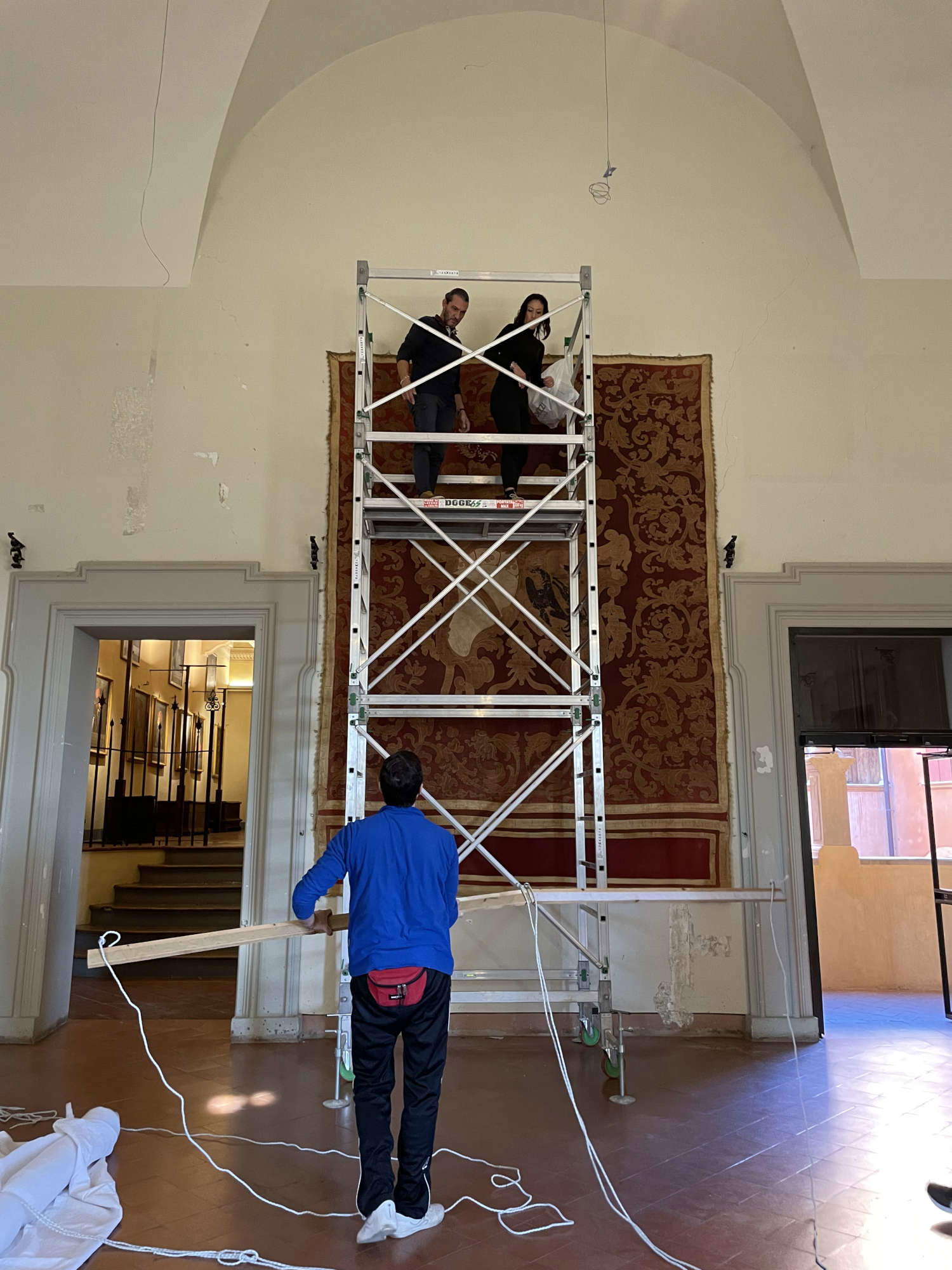 Preparazione del cantiere di restauro della Sala Grande e smontaggio del grande stendardo della famiglia Malvezzi-Campeggi da parete per il successivo restauro in laboratorio, Museo Rocca di Dozza Preparazione del cantiere di restauro della Sala Grande e smontaggio del grande stendardo della famiglia Malvezzi-Campeggi da parete per il successivo restauro in laboratorio, Museo Rocca di Dozza