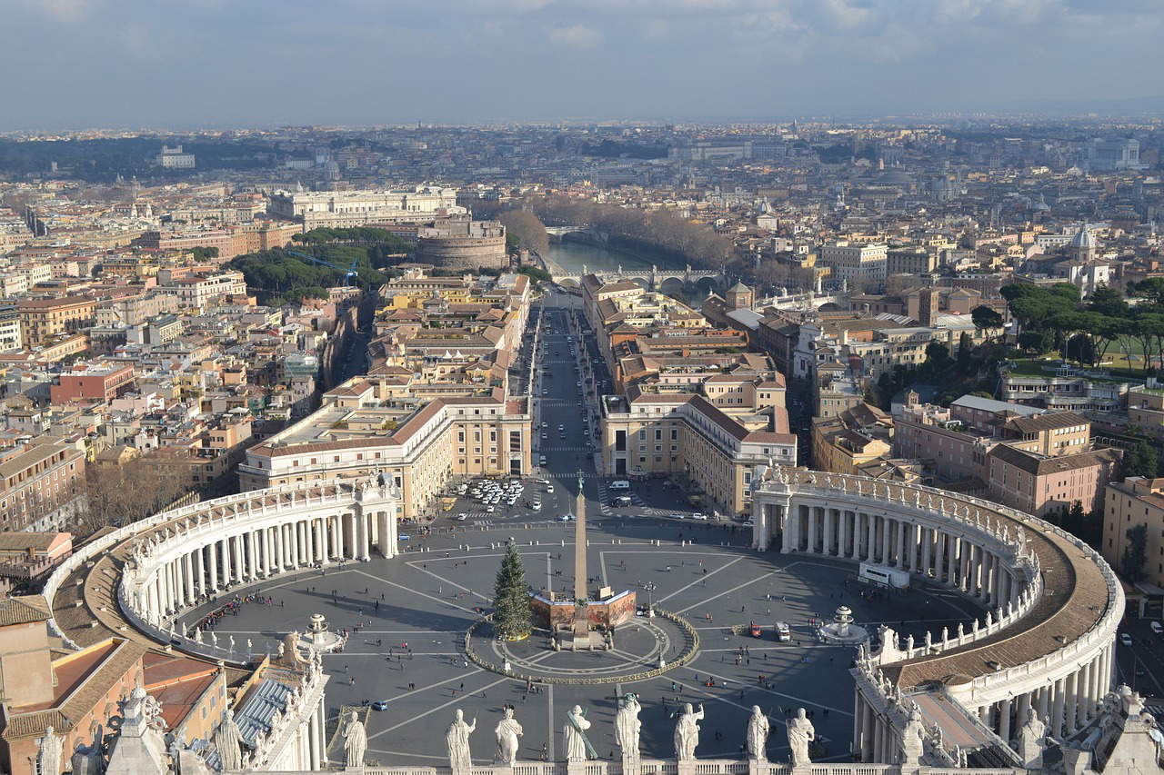 Turismo y Jubileo: no más peregrinos pobres en Roma, sino fieles que gastan