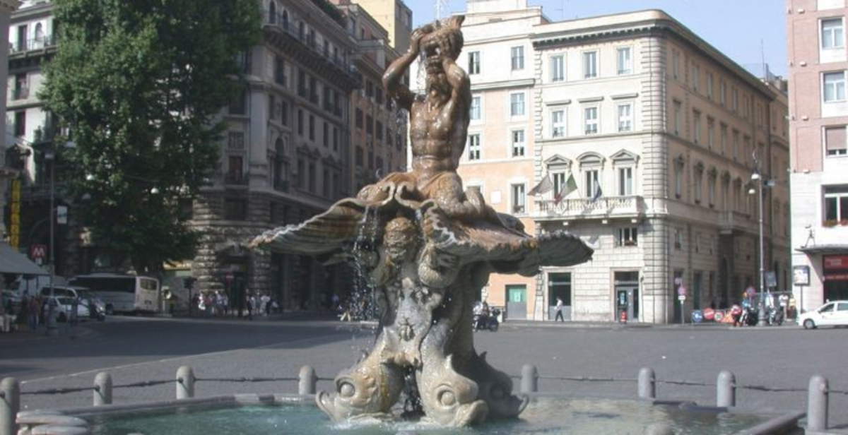 Roma, un hombre se sumerge en la Fuente del Tritón de Bernini en busca de refresco