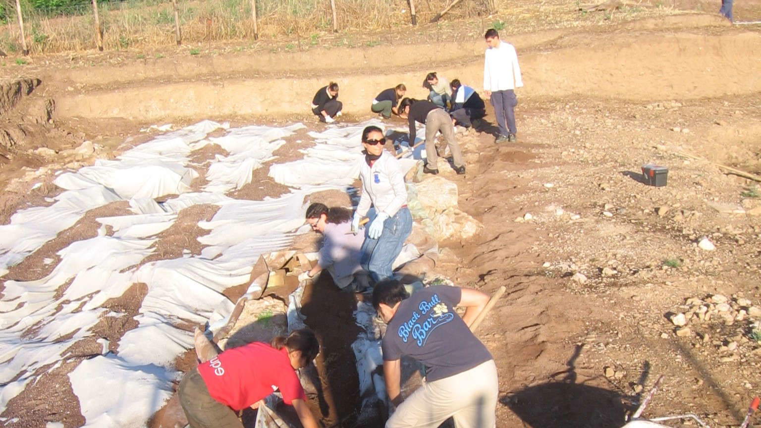 Estudiantes de la Universidad Tor Vergata durante la campaña de excavación de 2010 de la basílica del Papa Marcos. Foto: Lucrezia Spera