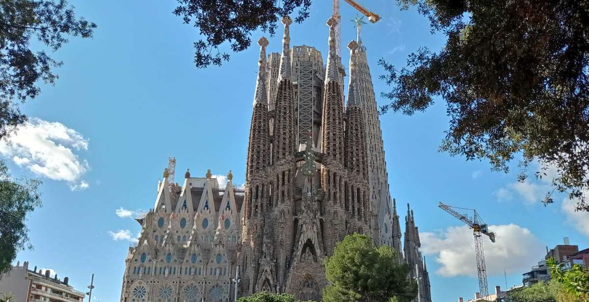 Barcelona, installed the core of the cross on the Tower of Jesus Christ of the Sagrada Família