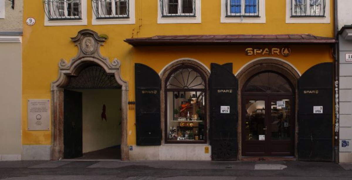 ¿Es correcto que haya un supermercado en la planta baja de la casa natal de Mozart?