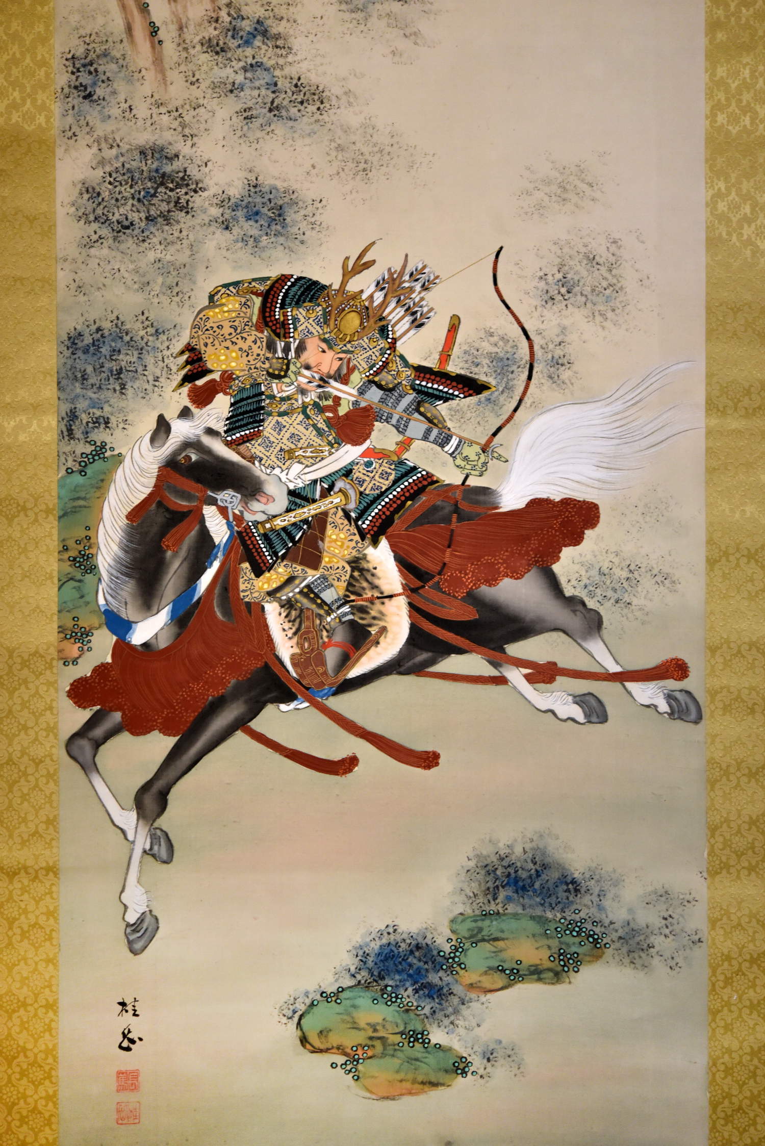 Samouraï à cheval, détail (première moitié du XXe siècle, rouleau vertical peint à l'encre et en couleurs sur soie, cadre en soie, 116 x 41,5 cm)