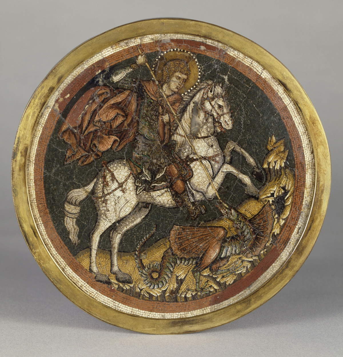 Mosaiquista bizantino anónimo, San Jorge mata al dragón (c. 1300-1350; micromosaico sobre madera y cobre, 22 cm (diámetro); 1,1 cm (grosor); París, Mus&eacute;e du Louvre, D&eacute;partement des Arts de Byzance et des chr&eacute;tient&eacute;s en Orient)