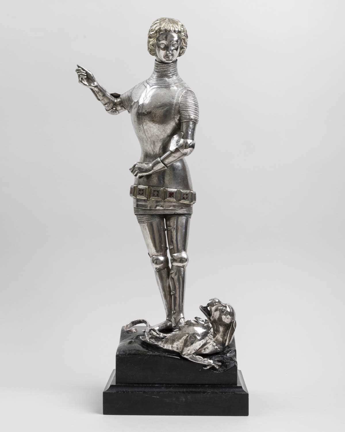 Orfebre francés anónimo, San Jorge y el dragón (c. 1385; plata, vermeil, esmalte, 57,5 cm (altura); Seneffe, Colección de la Federación Valonia-Bruselas, en depósito en el Museo de Orfebres de la Comunidad Francesa de Bélgica)