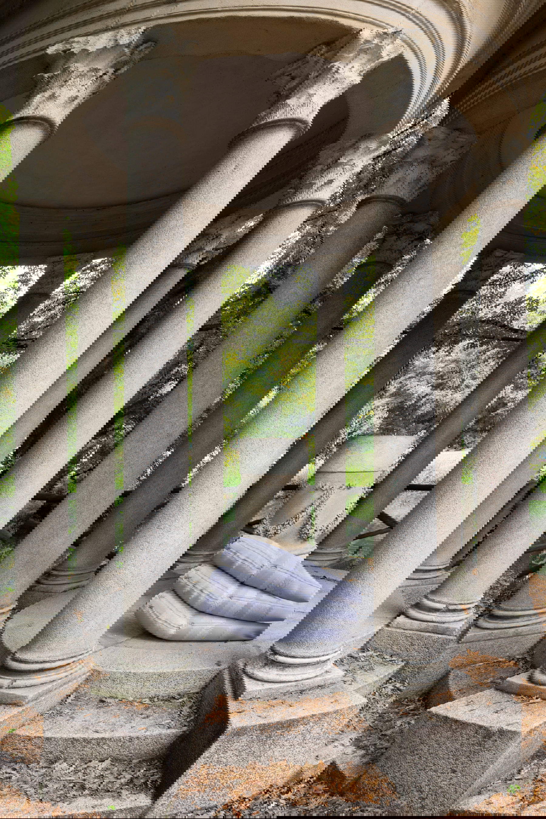 Sara Enrico, Furla Series - Under the Sun, Beyond the Skin - Veduta dell&rsquo;installazione della mostra promossa da Fondazione Furla e GAM&nbsp;&ndash;Galleria d&rsquo;Arte&nbsp;Moderna di Milano (2025) Foto: Andrea Rossetti. Su concessione di Fondazione Furla