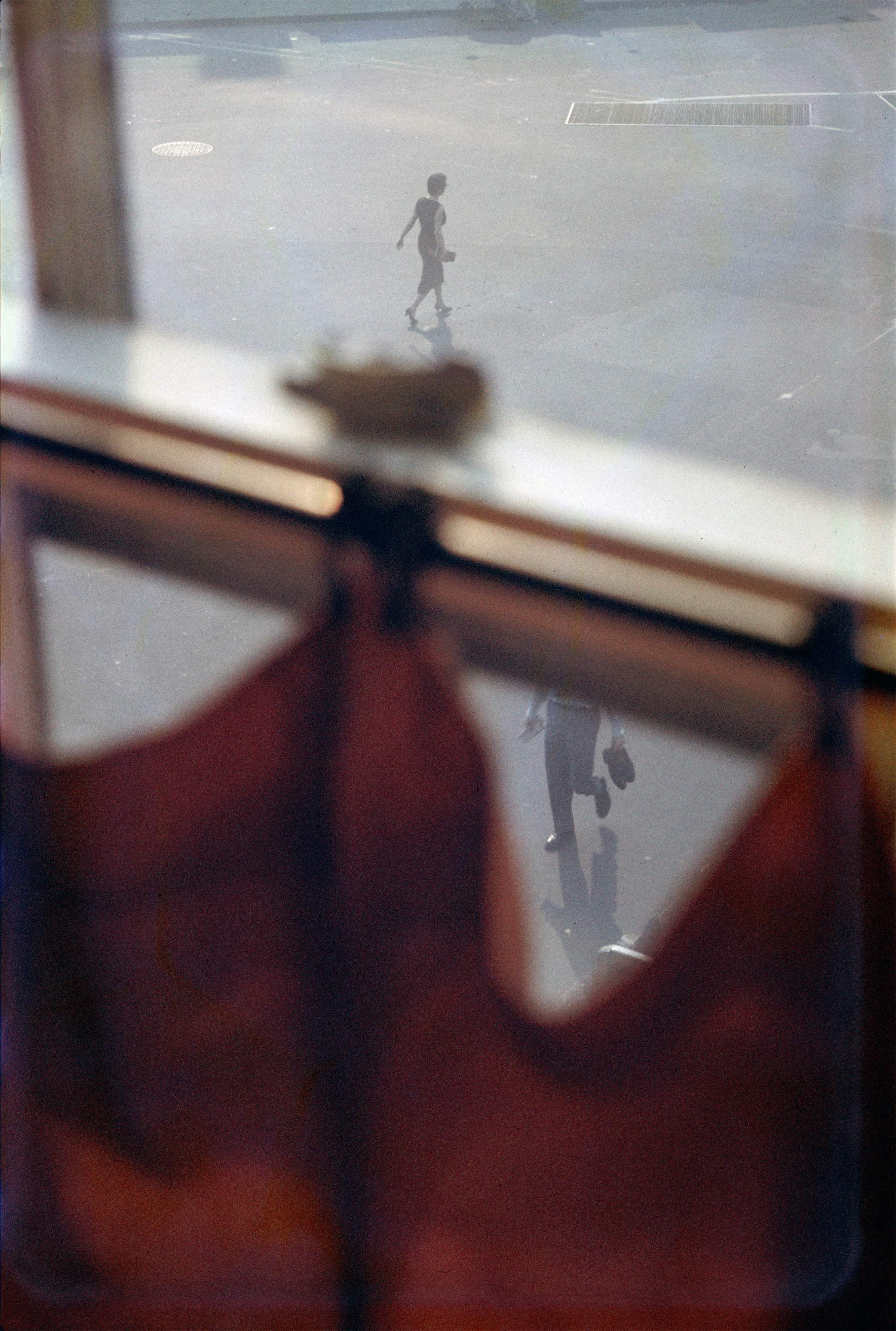Saul Leiter, Cortina roja, 1956 &copy; Saul Leiter Foundation
