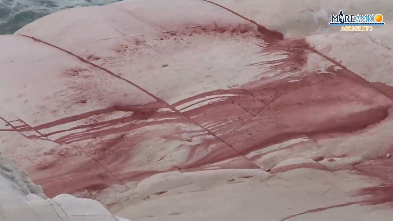 Condannati due uomini per il danneggiamento della Scala dei Turchi con ossido di ferro. Foto: Mareamico Agrigento