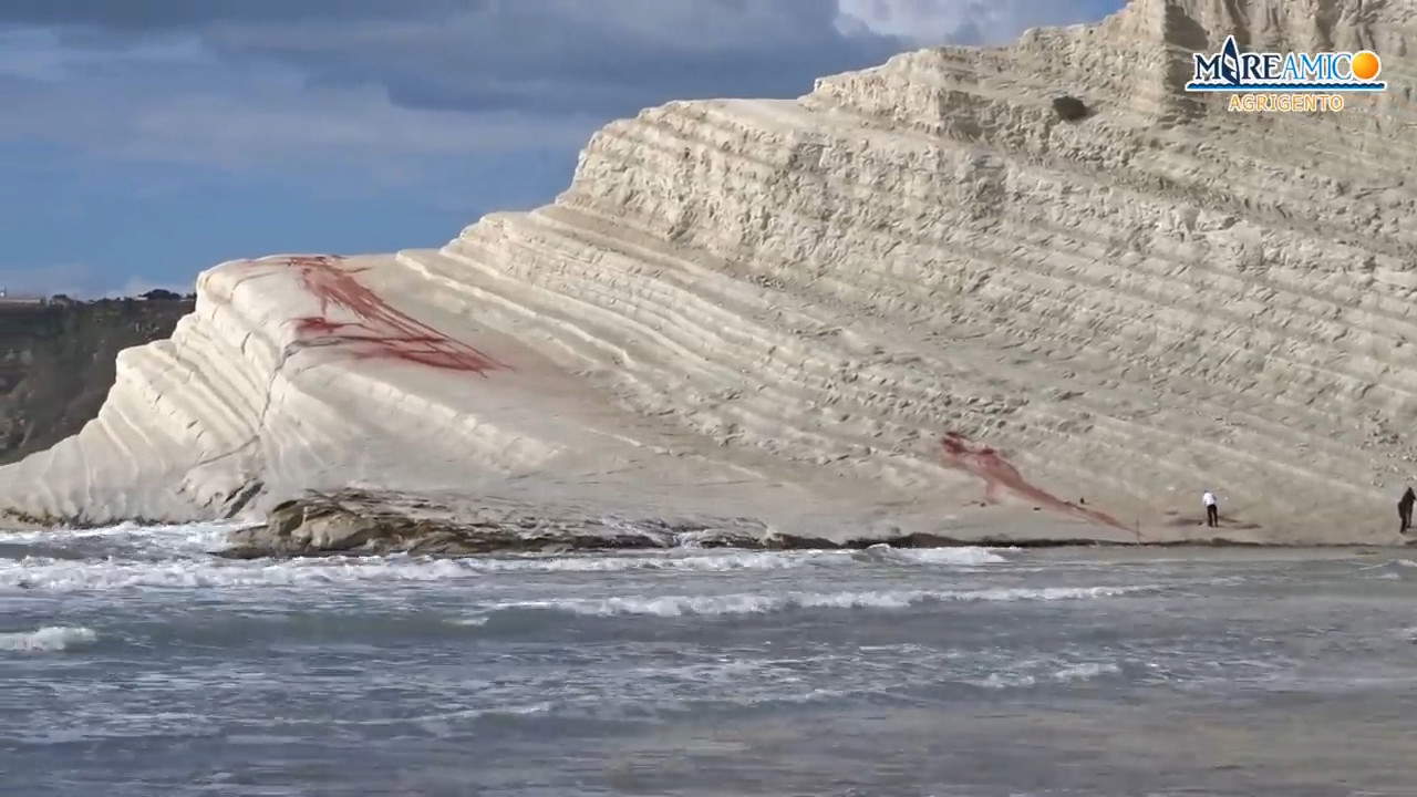 Condannati due uomini per il danneggiamento della Scala dei Turchi con ossido di ferro