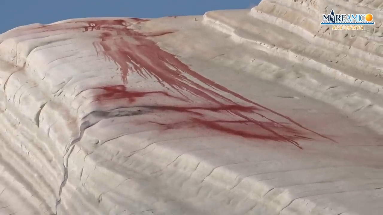 Condannati due uomini per il danneggiamento della Scala dei Turchi con ossido di ferro. Foto: Mareamico Agrigento