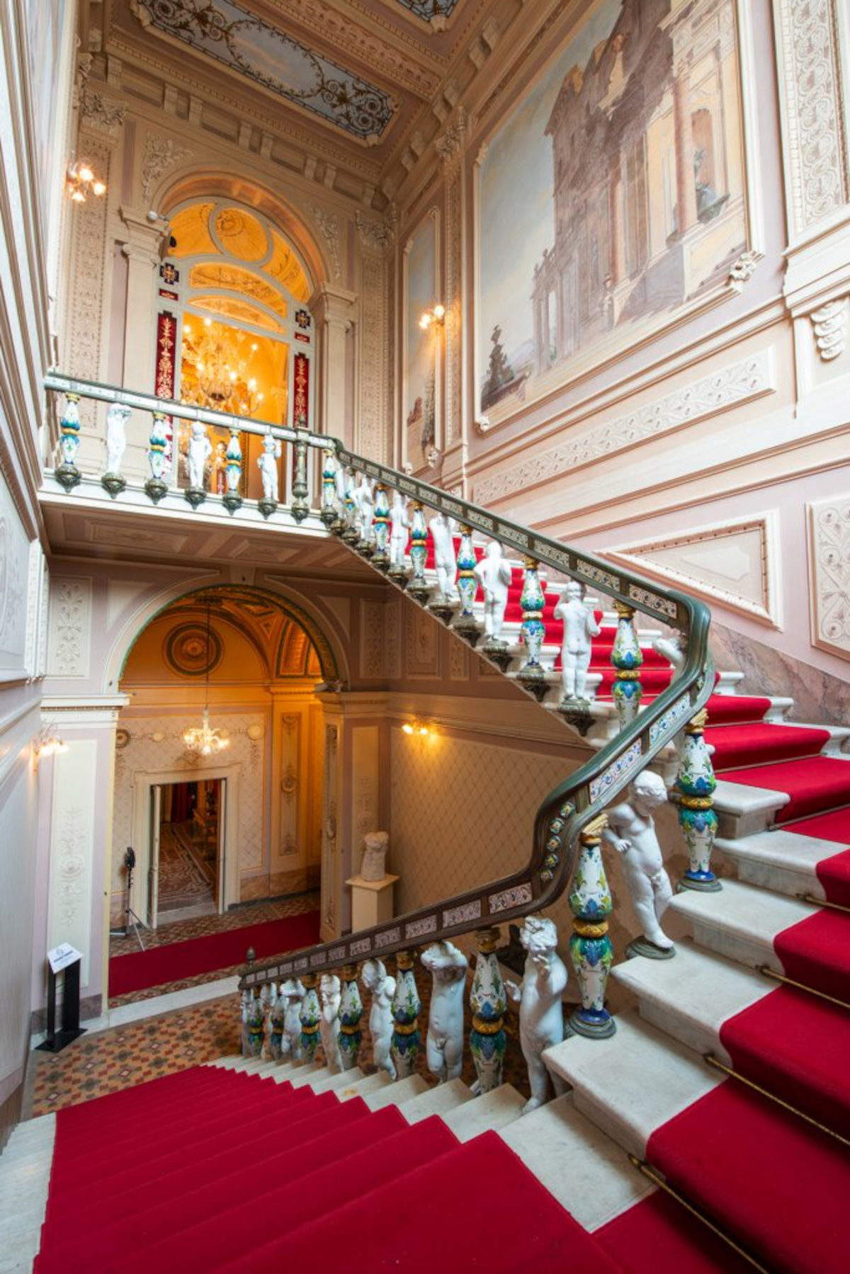 La scalinata interna di Villa Mimbelli con i putti telamoni in ceramica bianca invetriata. Foto: Museo civico G. Fattori