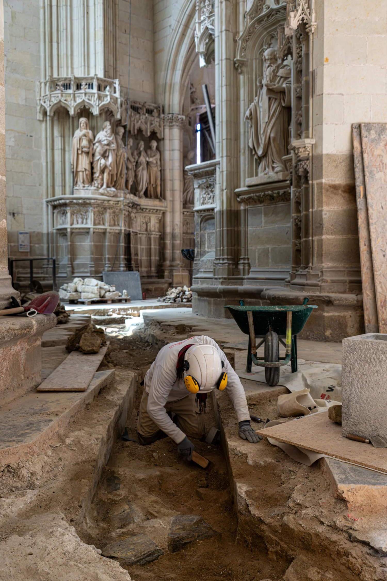Excavación manual en una zanja construida para la instalación de redes eléctricas &copy; Emmanuelle Collado, Inrap