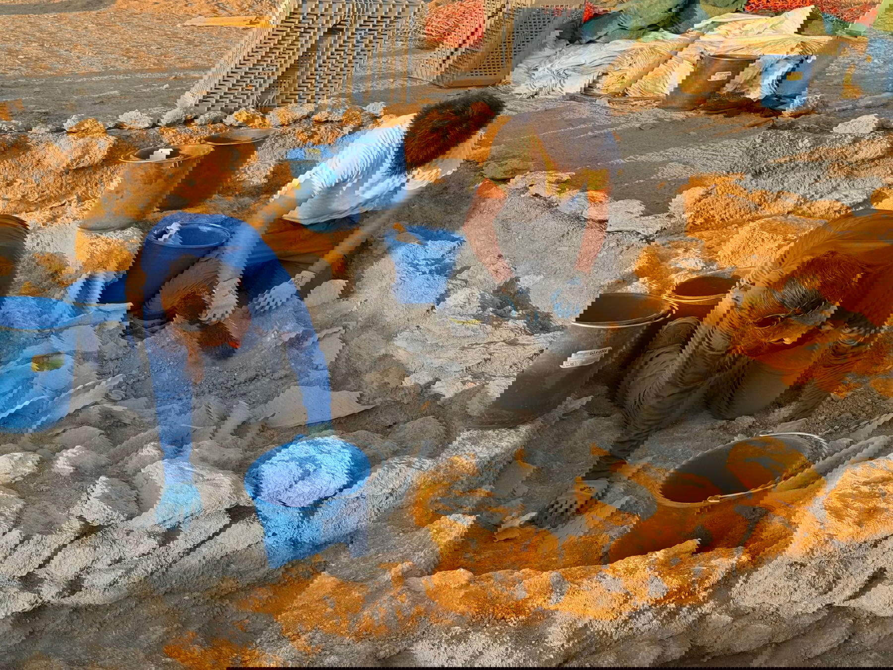 Due studenti scavano un giacimento di anfore. Foto: &copy; Facebook/Dipartimento delle Antichit&agrave; di Cipro