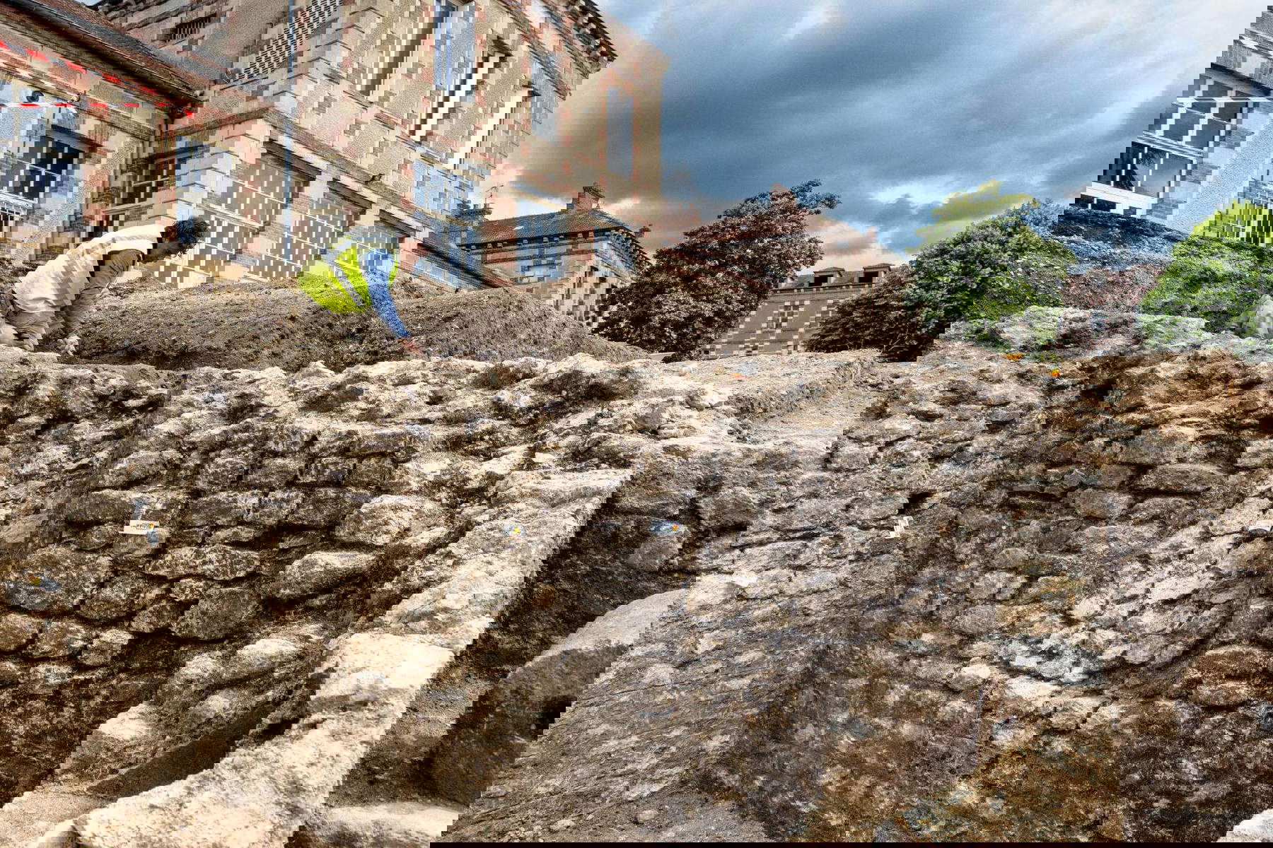 Parete orientale della cantina rivestita con malta di calce e forata da uno sfiatatoio. &copy; Hamid AZMOUN, Inrap