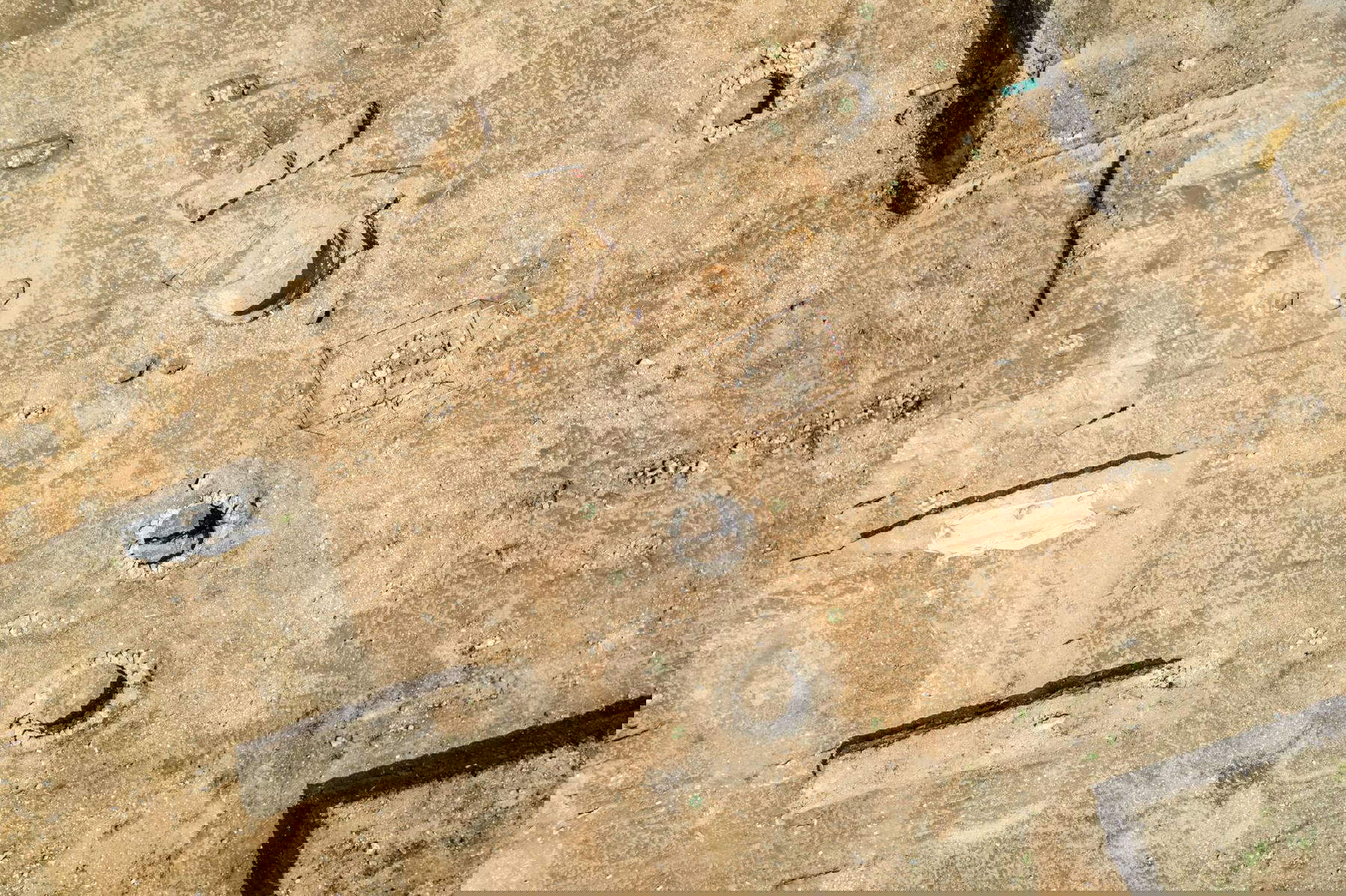 Vista aerea degli scavi di Melun (Metlosedum), giugno 2025. Spazio aperto all'interno del quale si trovano numerose strutture cave, fosse di stoccaggio e piccole cantine non murate, nonch&eacute; pozzi rivestiti con rivestimenti di pietrisco calcareo grezzo.