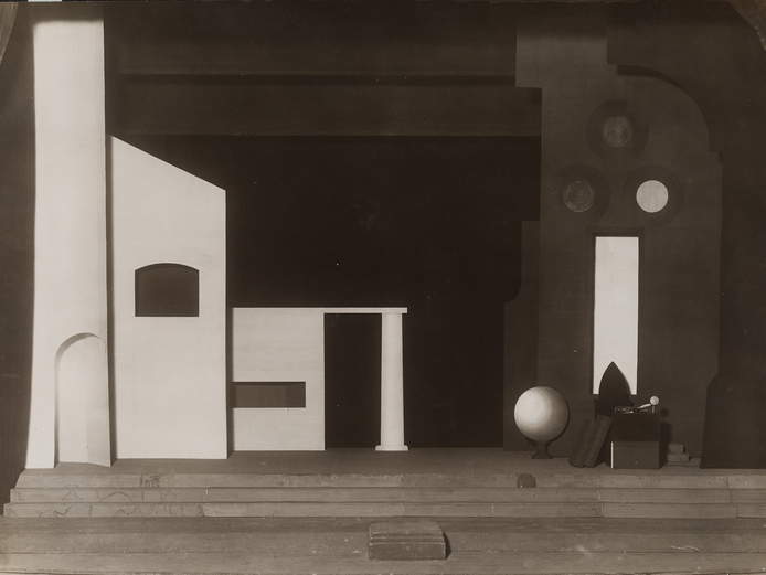 Décor de Don Juan et Faust (1925 ; , photographie historique, Bibliothèque de la duchesse Anna Amalia).  Prise de vue : studio photographique Eckner, Weimar Klassik Stiftung Weimar
