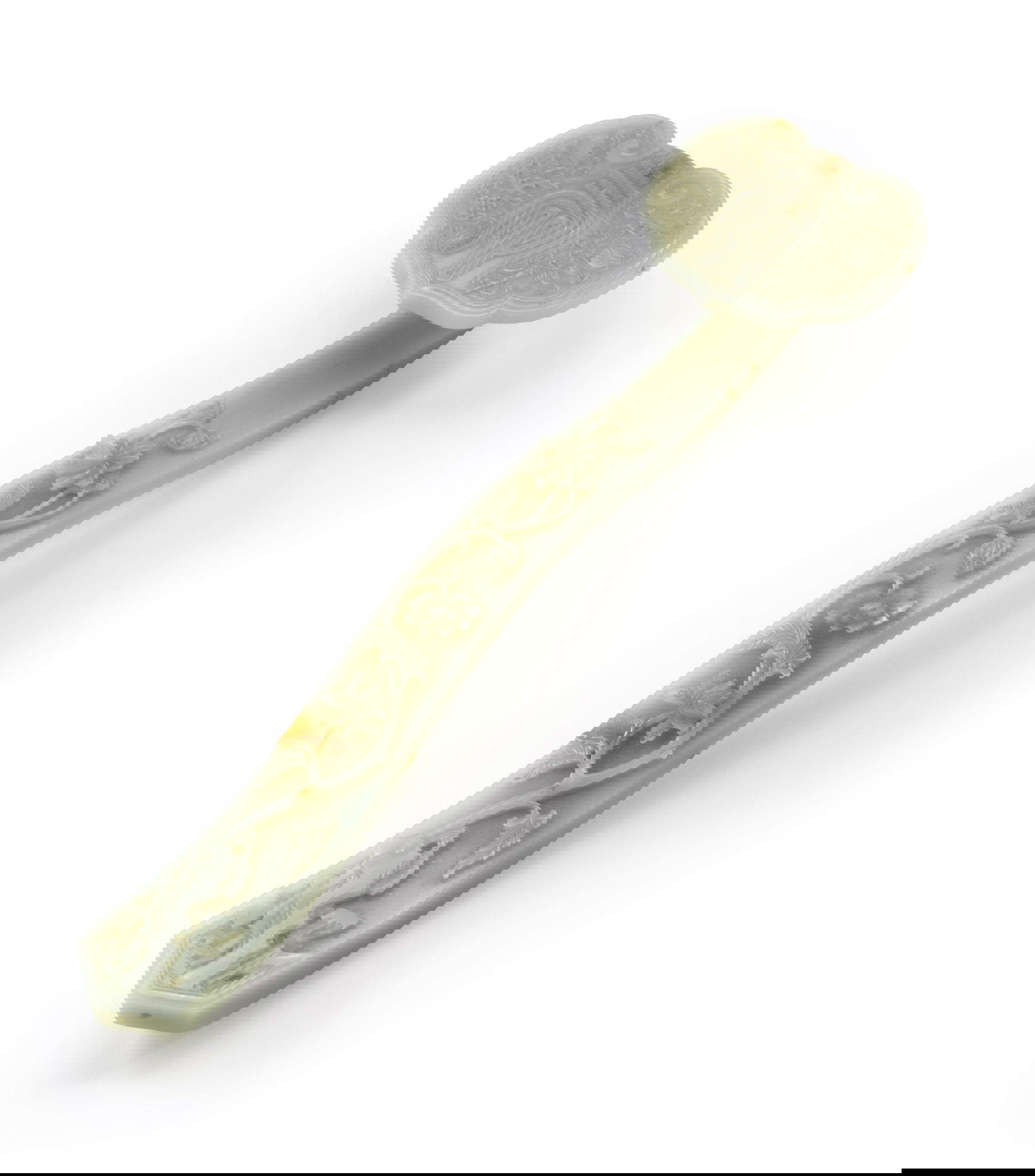 Los 297. Seltenes Ruyi-Szepter aus heller Seladon-Jade mit rostfarbenen Einschlüssen. China, Qing-Dynastie, Qianlong-Zeit (1736-1795) (L. cm 42) Schätzung &euro; 100.000 - 150.000. Foto: Mit freundlicher Genehmigung von Il Ponte Casa d'Aste.