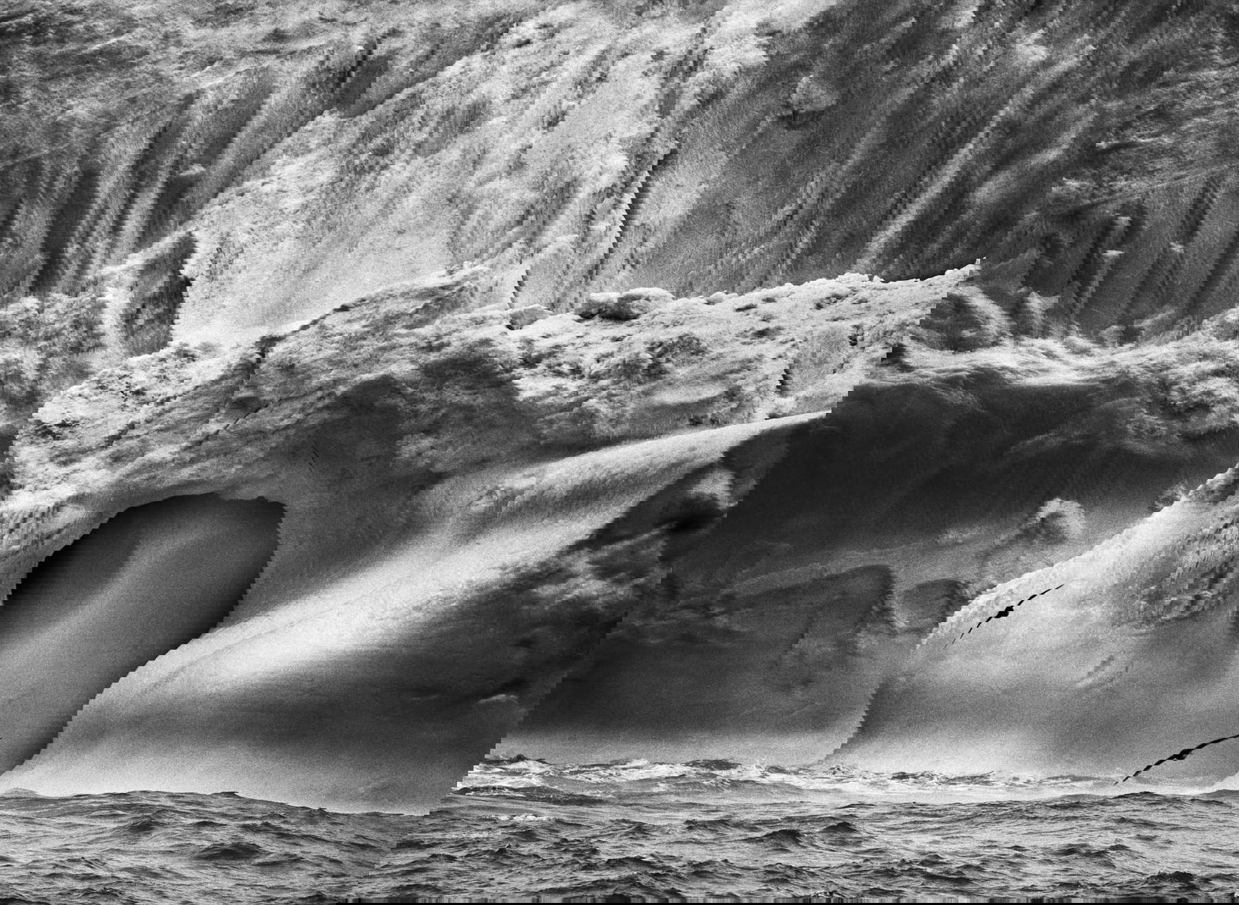 Gli iceberg sono pezzi di ghiacciaio che si staccano e vanno alla deriva nel mare. Tra l&rsquo;Isola Bristol e l&rsquo;Isola Bellingshausen, Isole Sandwich Australi, 2009 &copy; Sebasti&atilde;o Salgado/Contrasto