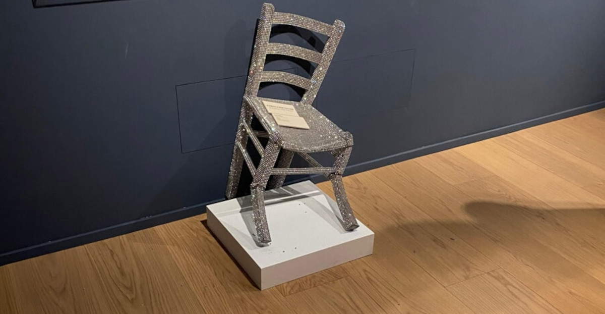 Turista rompe silla de cristales Swarovski realizada en homenaje a Van Gogh: la pieza está valorada en miles de euros