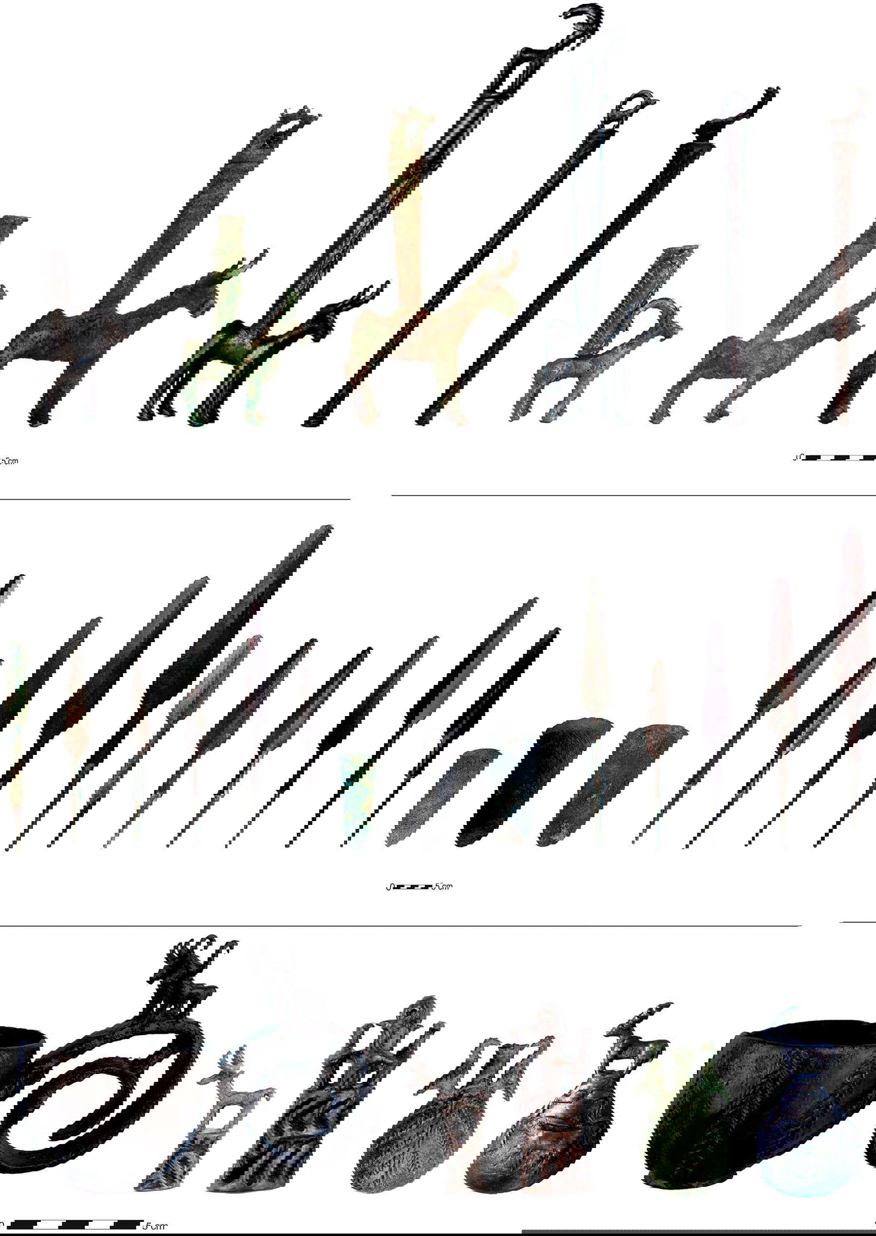 Una selezione di corredi funerari metallici in rame provenienti da Başur Höyük. Pubblicato da Cambridge University Press.