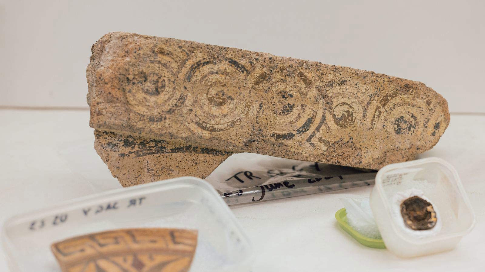 L'area interessata dagli scavi e alcuni degli oggetti ritrovati