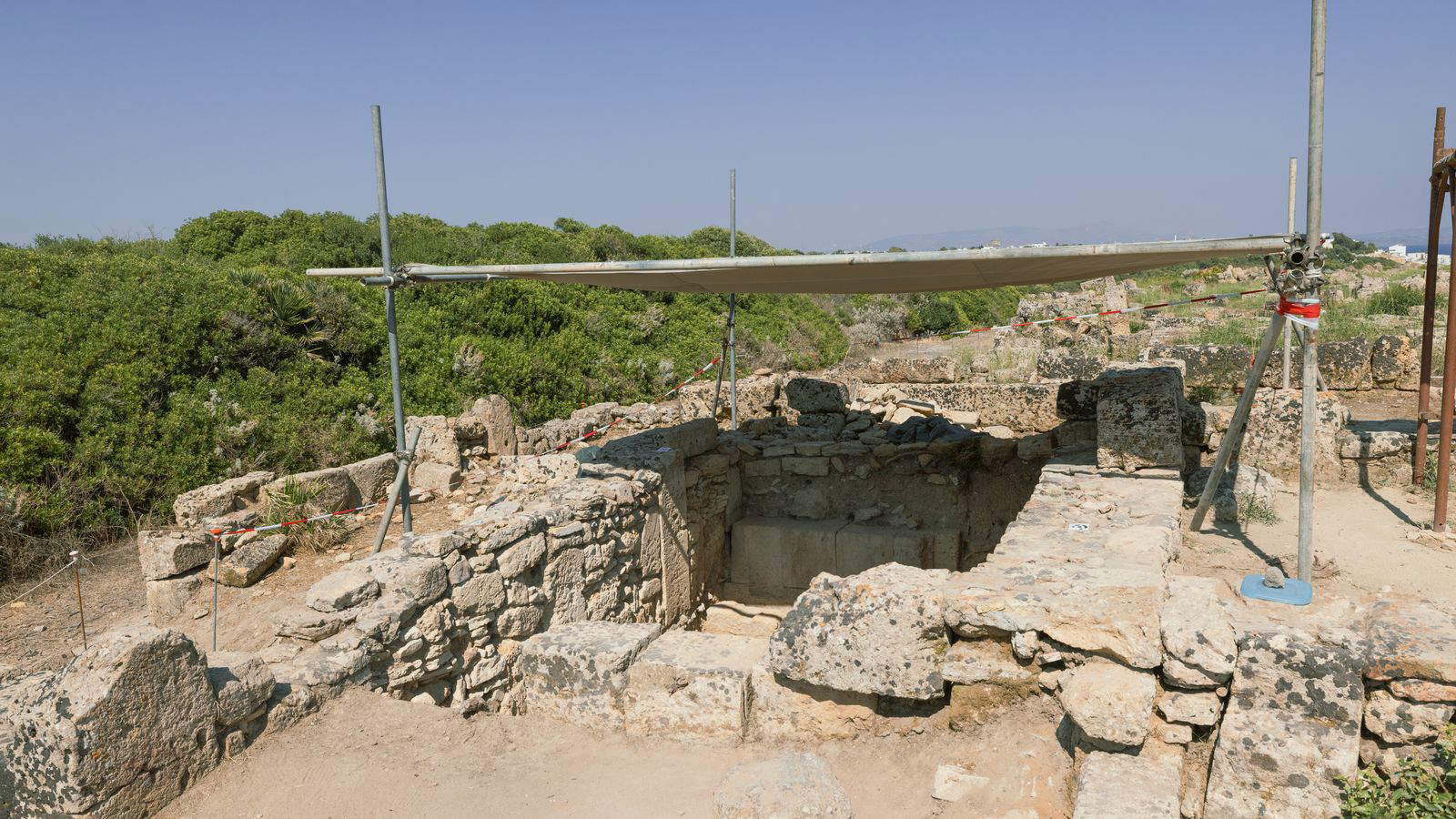 L'area interessata dagli scavi e alcuni degli oggetti ritrovati