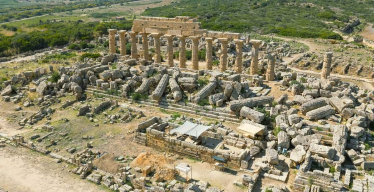 Selinunte, große Entdeckung: ein großes Votivdepot im Tempel R wird ausgegraben