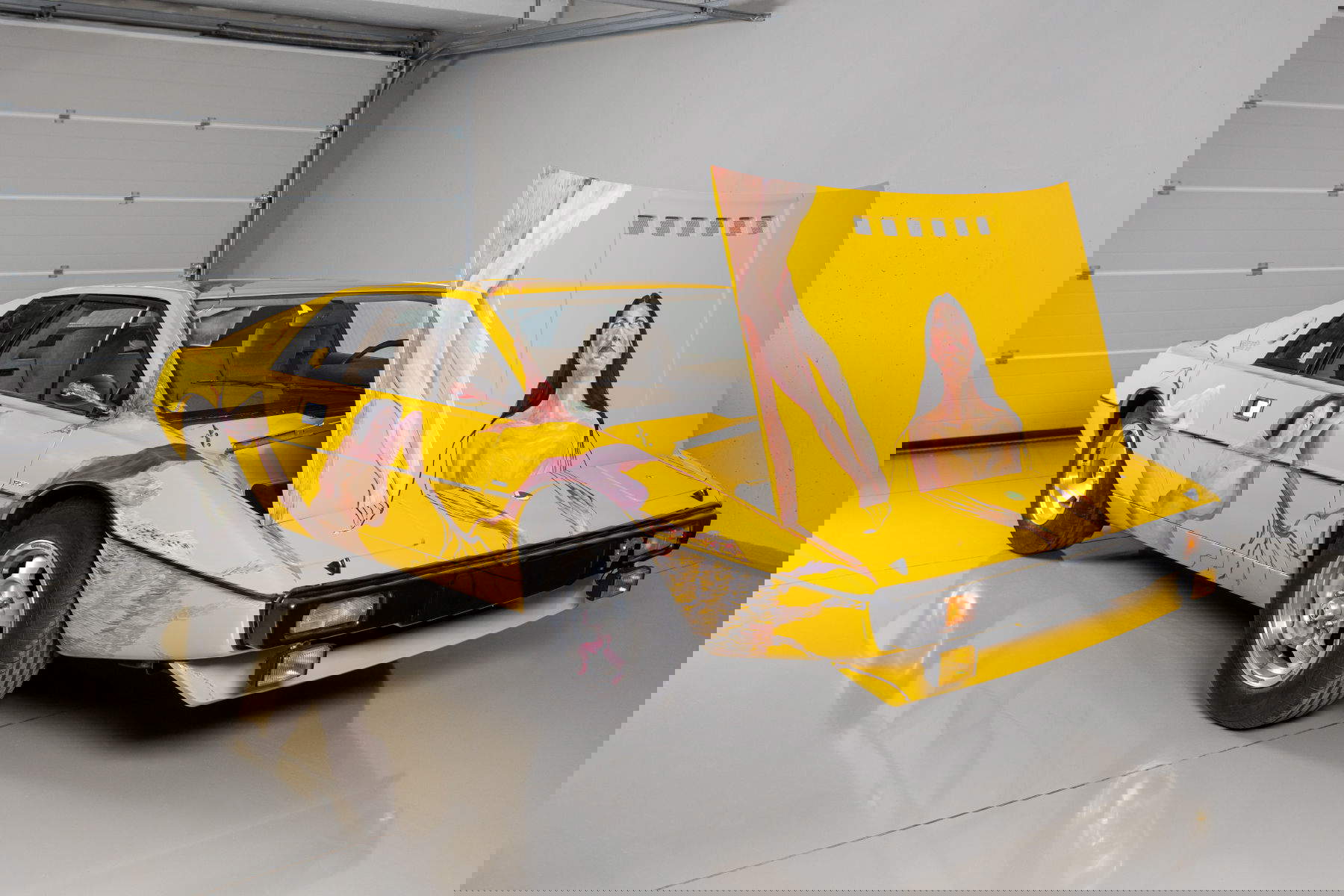 Selma Selman, Ophelia's Awakening (2024; óleo sobre Lotus Esprit, 1978) Cortesía de la artista y acb Gallery. Foto: D&aacute;vid T&oacute;th