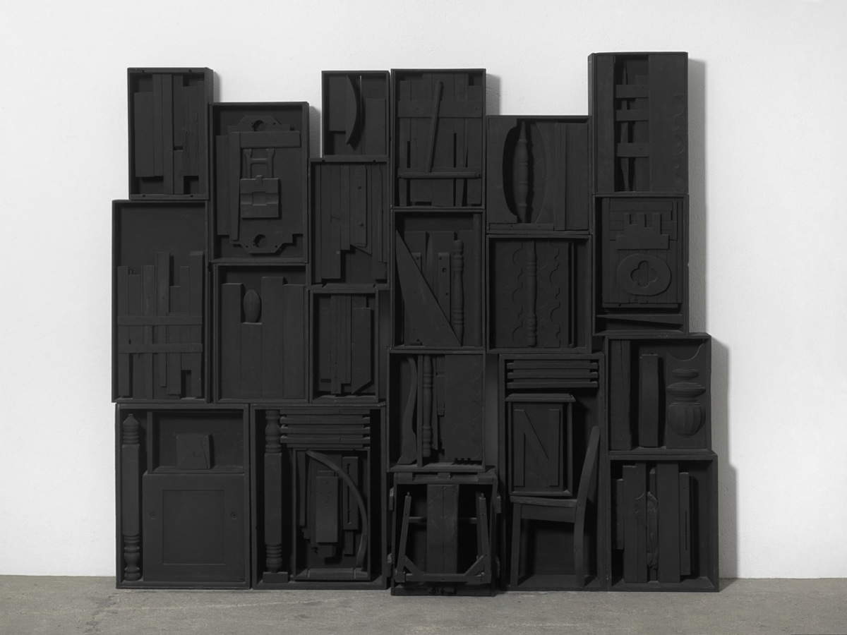 Louise Nevelson, Senza titolo (1964; legno dipinto di nero, 216 x 241 x 49,5 cm) Foto: © Alessandro Zambianchi. Su concessione di Gió Marconi, Milano