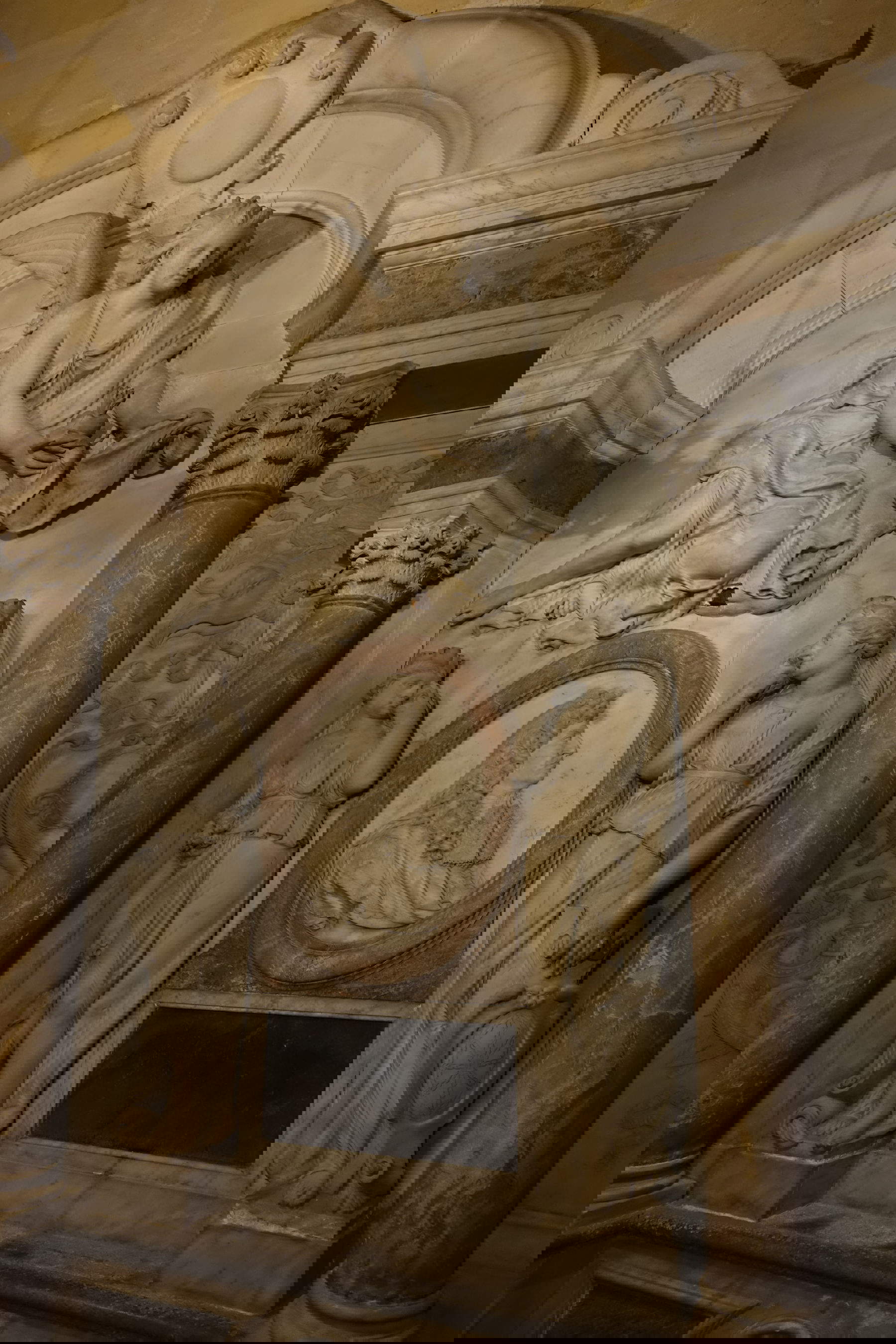 Basilique de Saint-Denis, monument funéraire de Louis XIV, roi de France, dans la crypte souterraine. Photo : Wikimedia - Guilhem Vellut