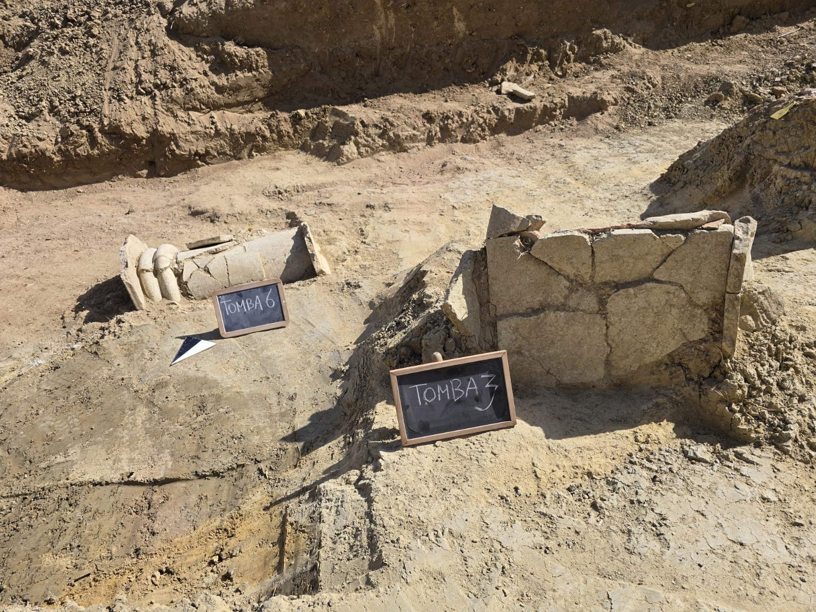 Images of the burials that emerged during the work in Gela