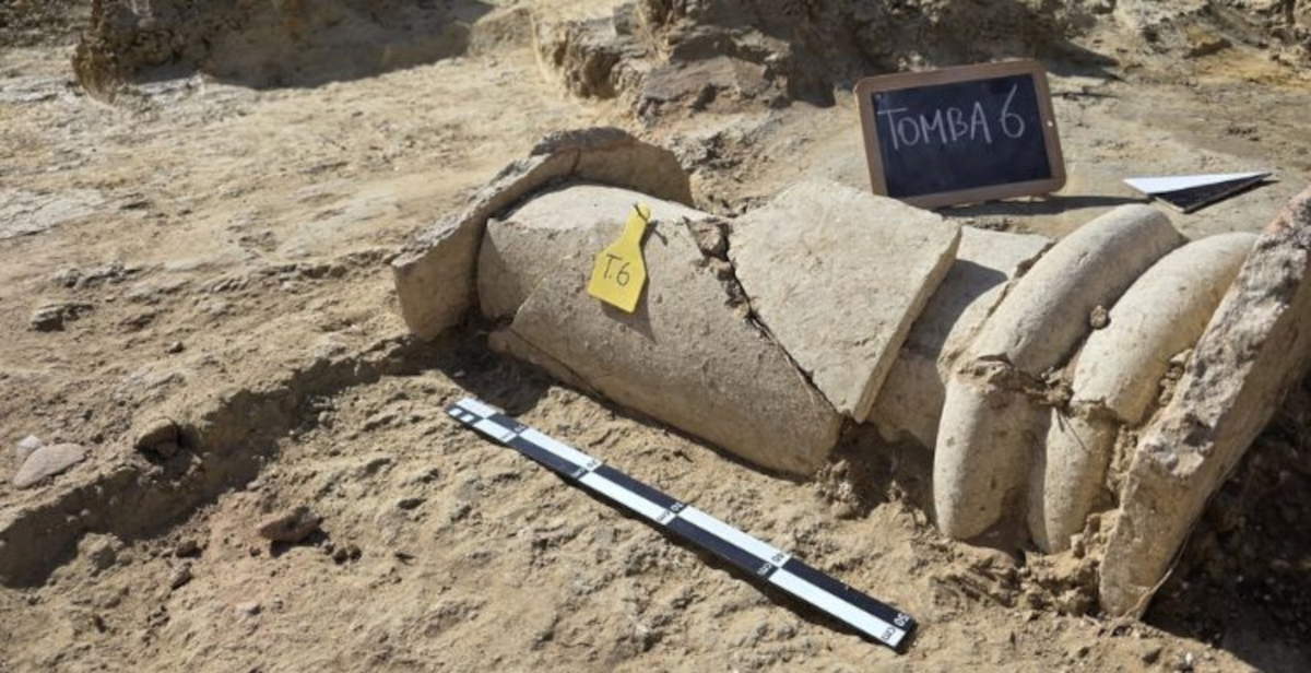 À Gela (Sicile), six tombes archaïques émergent lors de travaux de rénovation urbaine