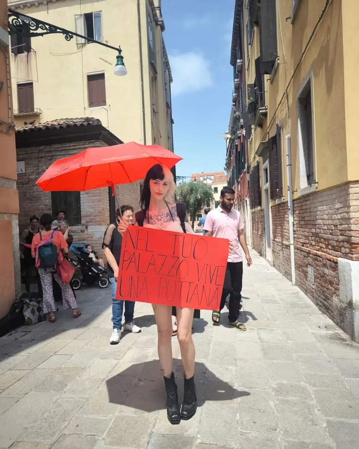 Le lavoratrici del sesso occupano la chiesa di San Nicola da Tolentino