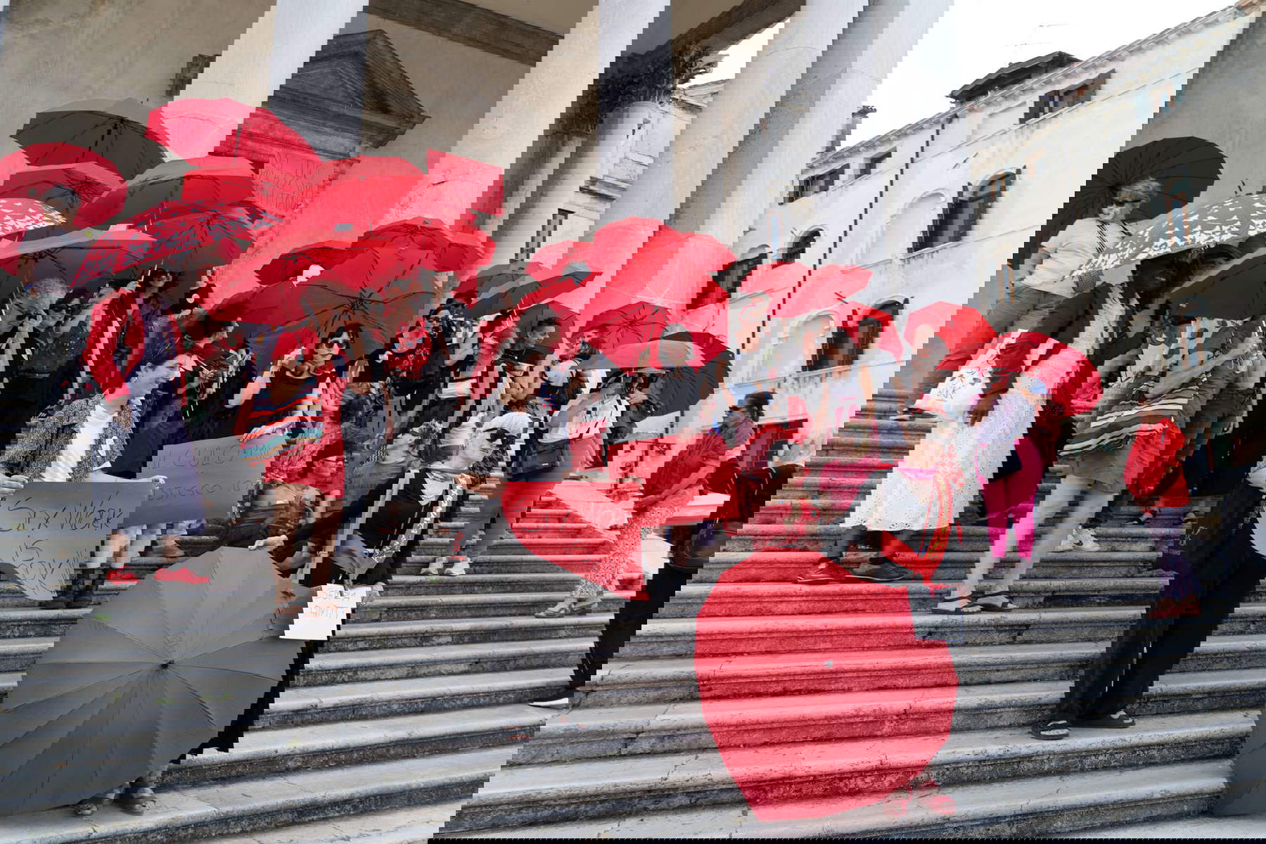 Le lavoratrici del sesso occupano la chiesa di San Nicola da Tolentino