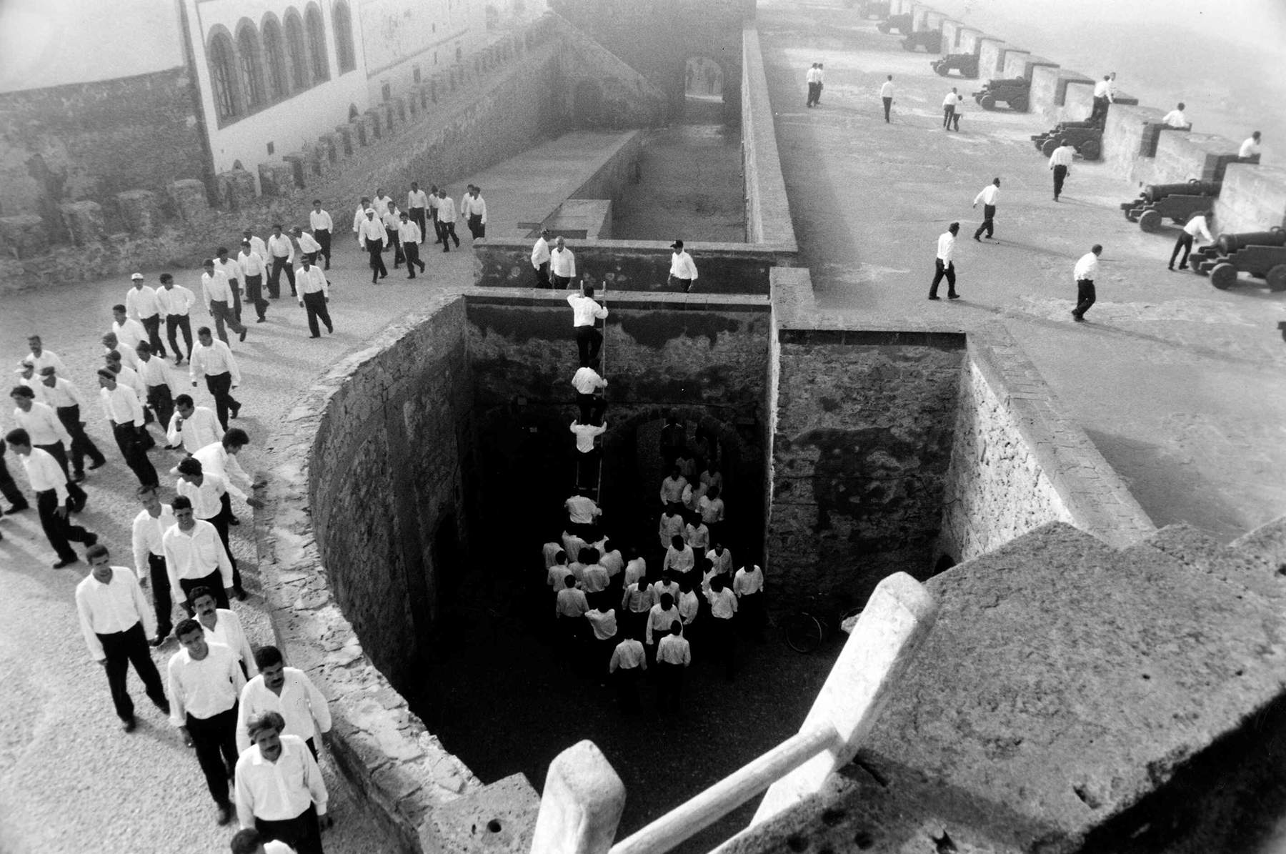 Shirin Neshat, Rapture (1999; silver salt print). Courtesy of the artist, Gladstone Gallery and Noirmontartproductions. Copyright Shirin Neshat