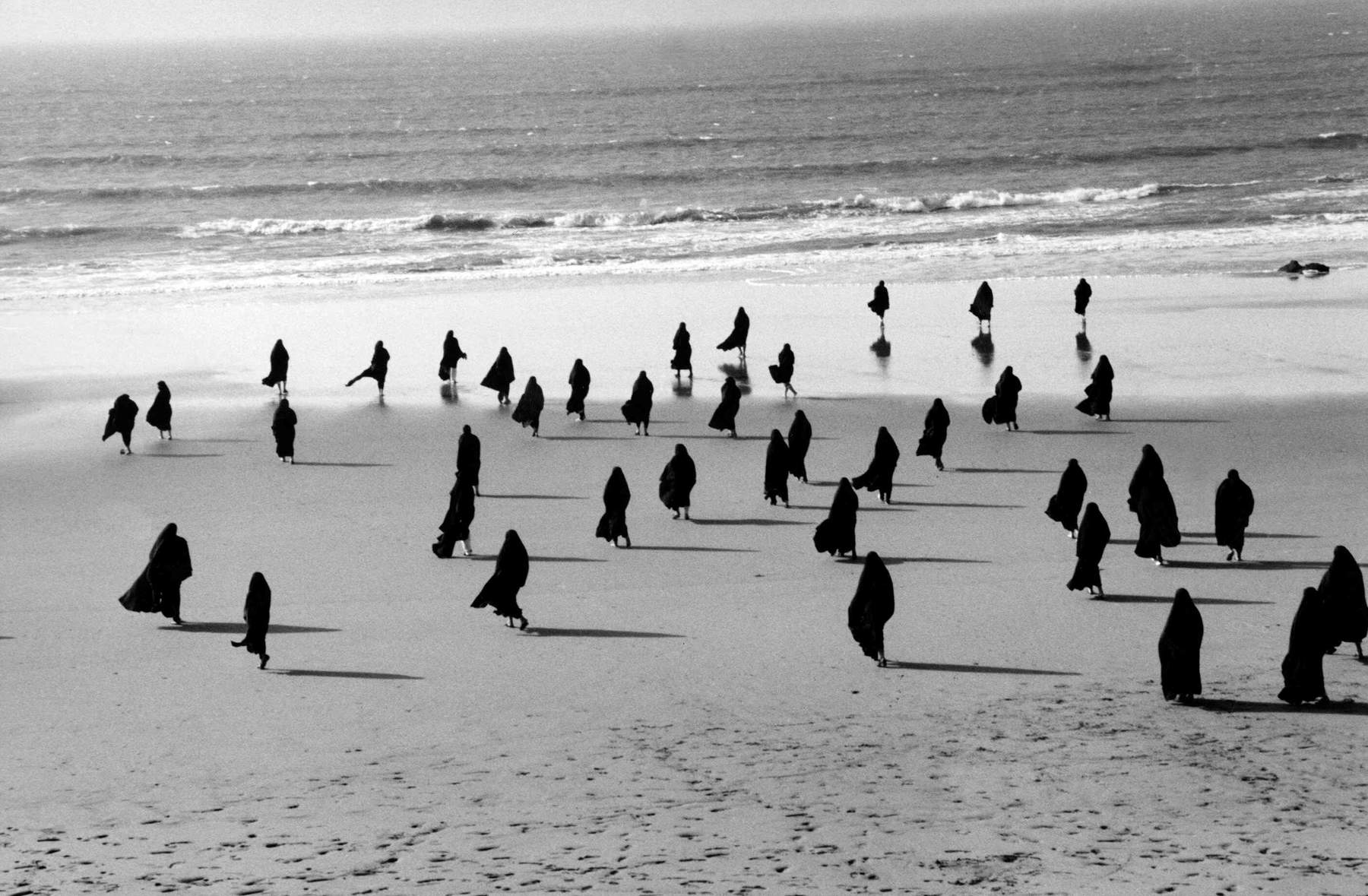 Shirin Neshat, Rapture (1999; silver salt print). Courtesy of the artist, Gladstone Gallery and Noirmontartproductions. Copyright Shirin Neshat