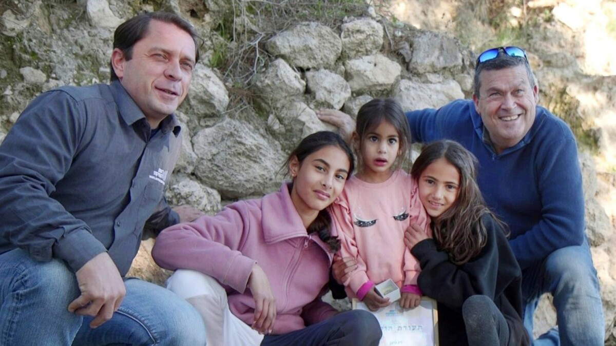 Il sigillo nella mano di Ziv, 3 anni e mezzo. Foto di Emil Aladjem, Autorit&agrave; israeliana per le antichit&agrave; (IAA)