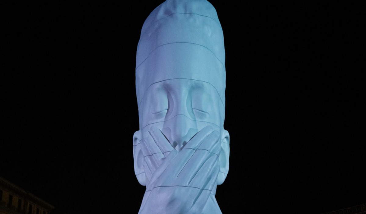 Naples, new artwork with young woman covering her mouth with her hands causes discussion 