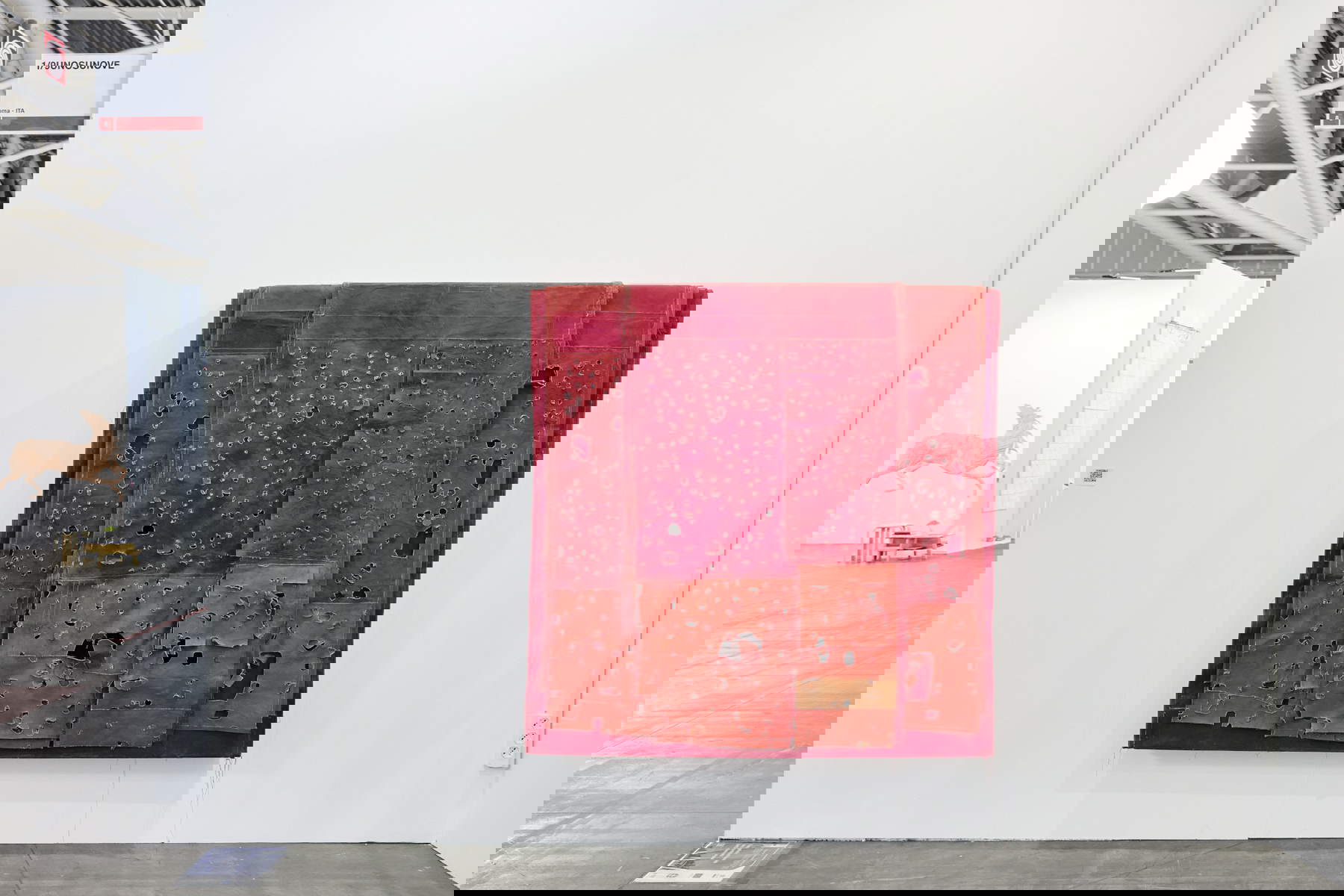 Simon Callery, Stura (2021; lienzo, témpera, lápiz, alambre, acero inoxidable, madera, 169,3 x 165 x 23 cm). Galería 1/9 Unosunove Contemporary Art. Fotos: &copy; Perottino-Piva-Castellano-Bergadano / Artissima