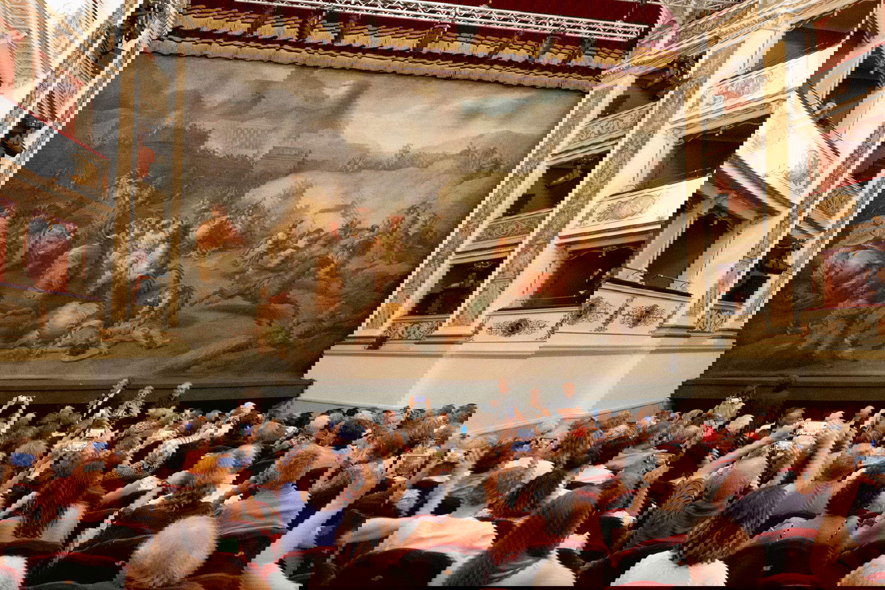 Spoleto, der historische Vorhang des Teatro Nuovo kehrt zurück