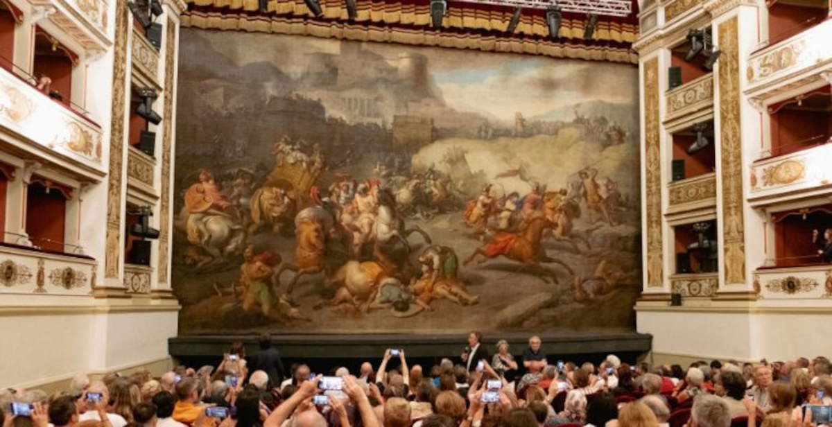 Spoleto, le rideau historique du Teatro Nuovo revient : restauré après 25 ans grâce à Art Bonus