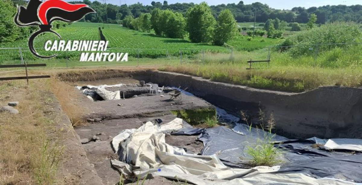 Les pilleurs de tombes fuient le site archéologique de Tosina (Mantoue) et abandonnent leur matériel