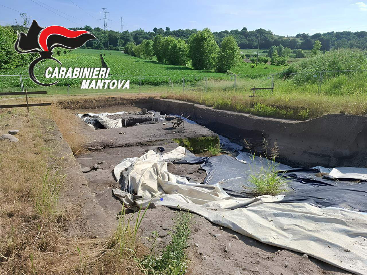 Les pilleurs de tombes fuient le site archéologique de Tosina (Mantoue) et abandonnent leur matériel