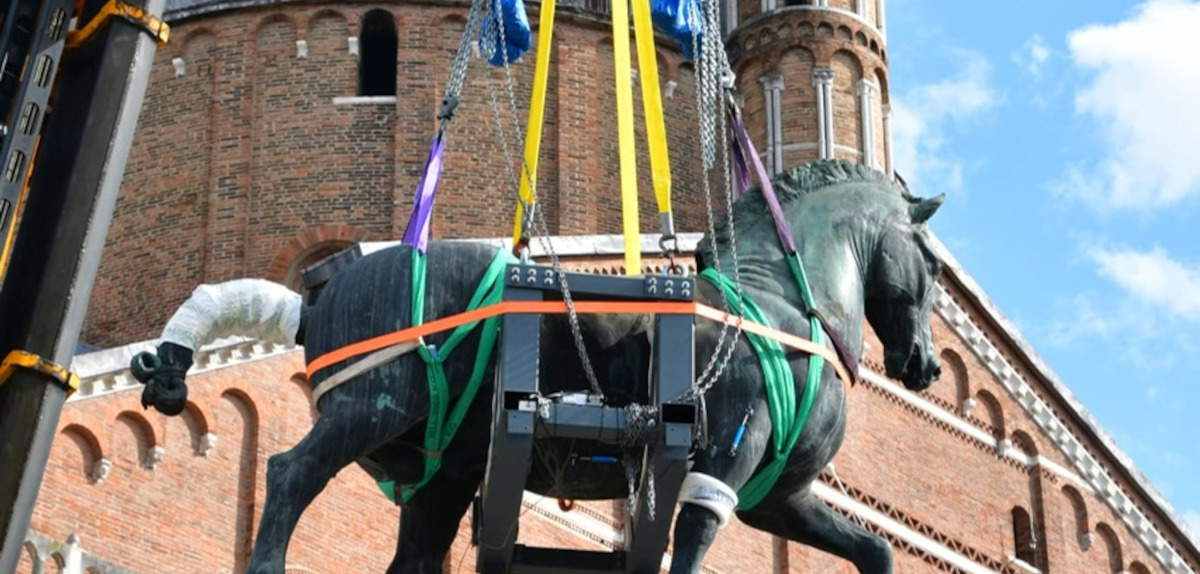 Padua, dismantling of the Gattamelata monument has begun. Yesterday the descent of the condottiero, today of the horse 