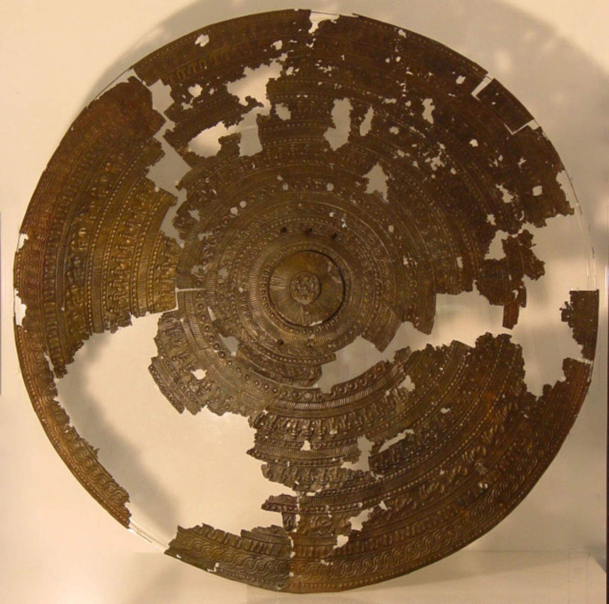 Scudo circolare etrusco (VII secolo a.C.; bronzo, 94 cm; Berlino, Staatliche Museen) &copy; Staatliche Museen zu Berlin, Antikensammlung / Norbert Franken