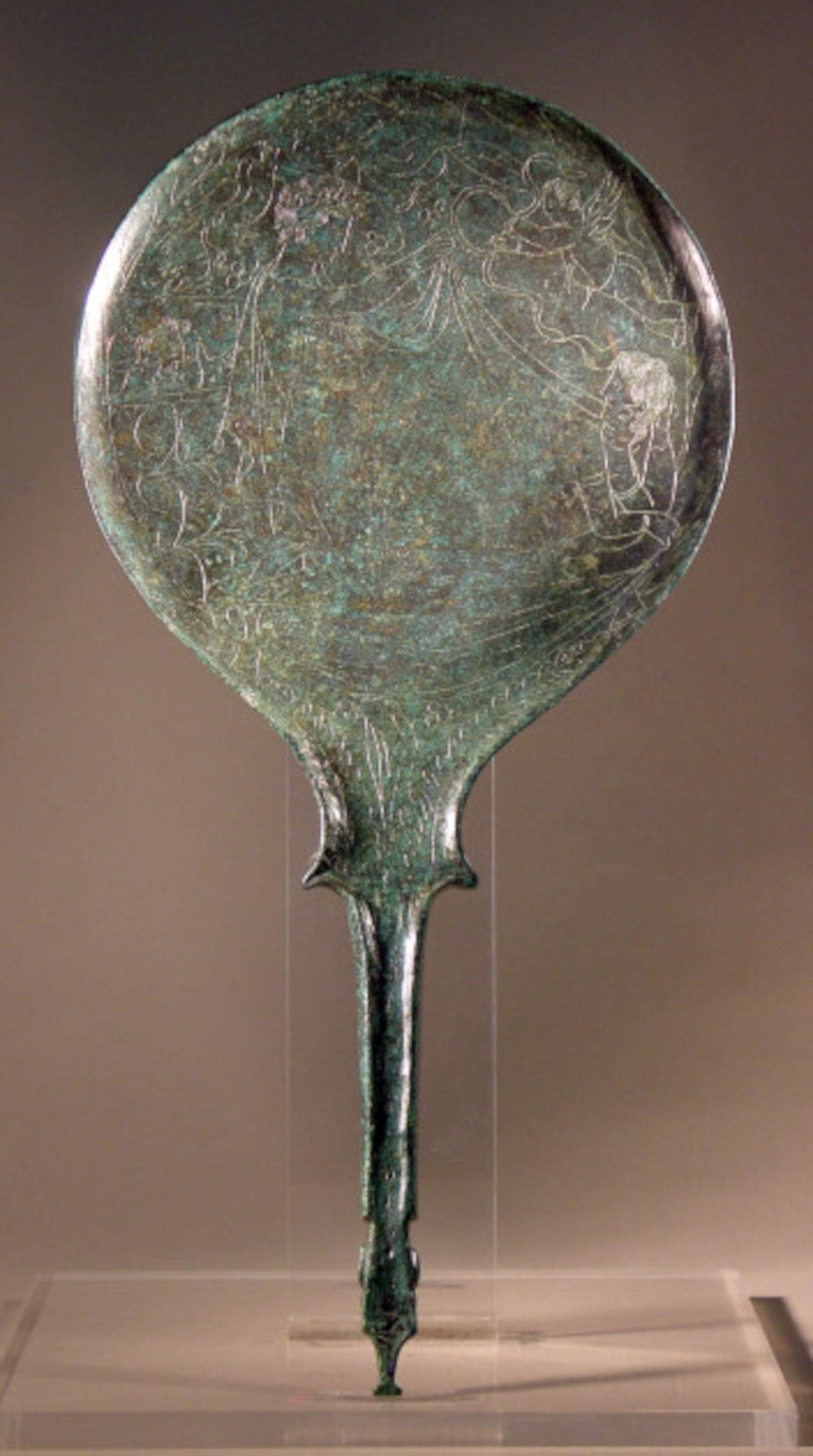 Specchio etrusco che rappresenta una scena d'amore (bronzo, 31,2 x 15,5 cm; Berlino, Staatliche Museen) &copy; Staatliche Museen zu Berlin, Antikensammlung / Norbert Franken