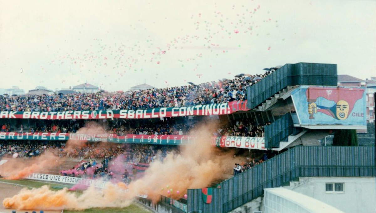 Terni, lo stadio Libero Liberati, a destra un murales. Foto: Wikipedia