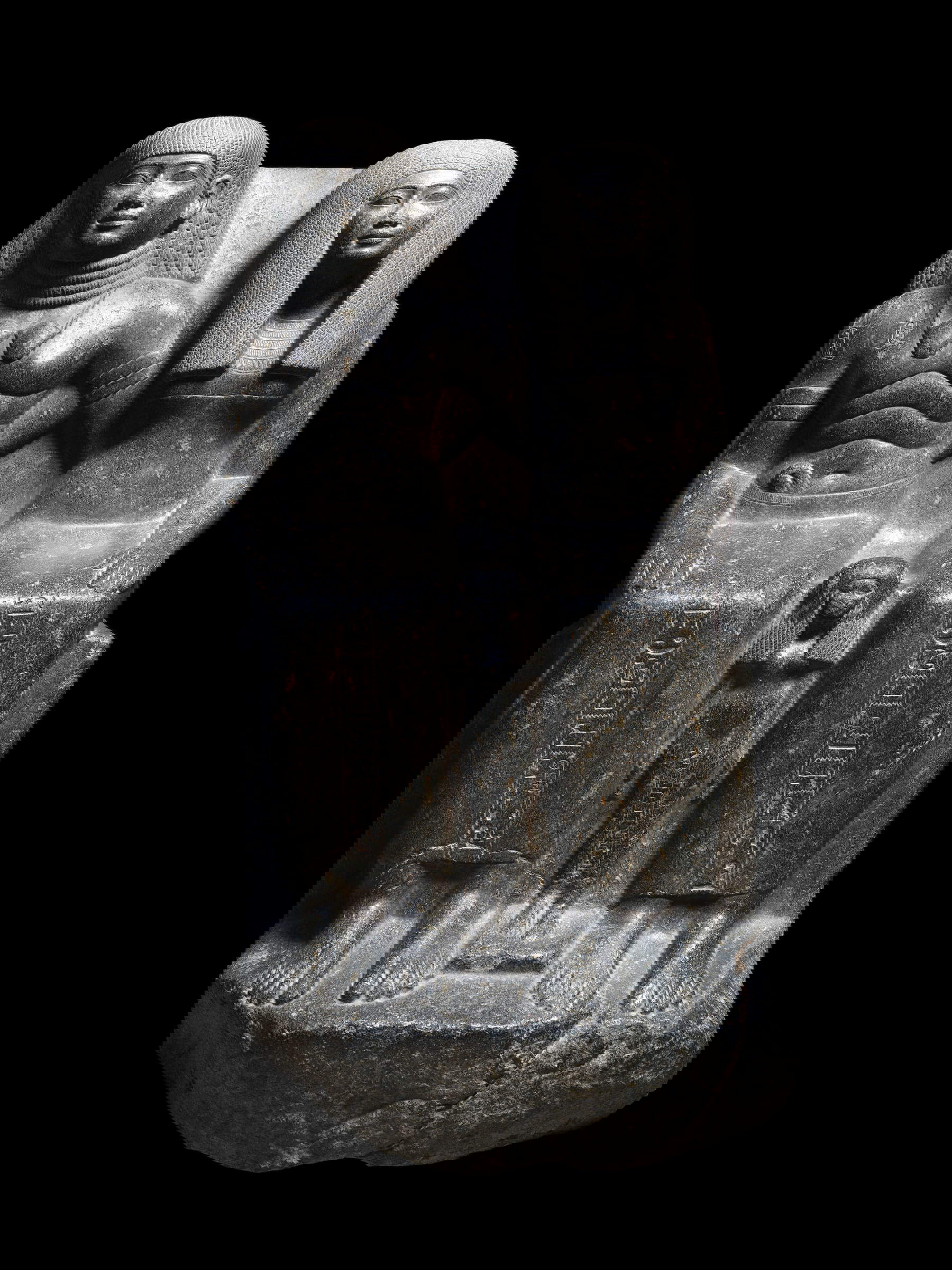 Statua del sindaco Sennefer, sua moglie Senetnay e la figlia Mutnefret (XVIII dinastia, Nuovo Regno; granito nero; Cachette del Tempio di Karnak, Luxor; Il Cairo, Museo Egizio). Foto: Massimo Listri