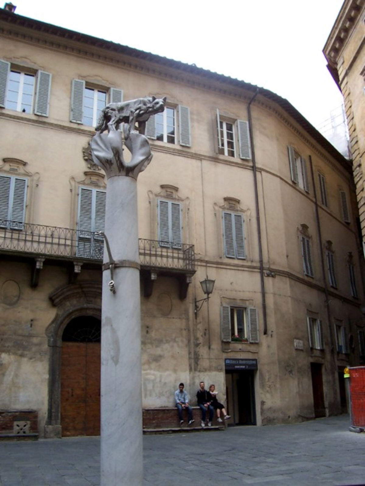 La statua della Lupa in Piazza Postierla (Siena) Foto: Wikimedia Commons &ndash; MarkusMark